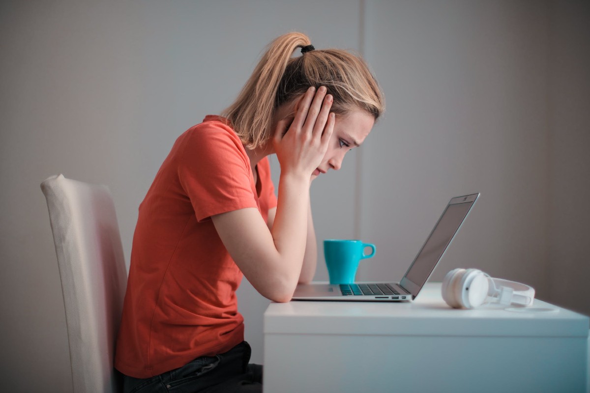 donna preoccupata perdite bianche prima del ciclo